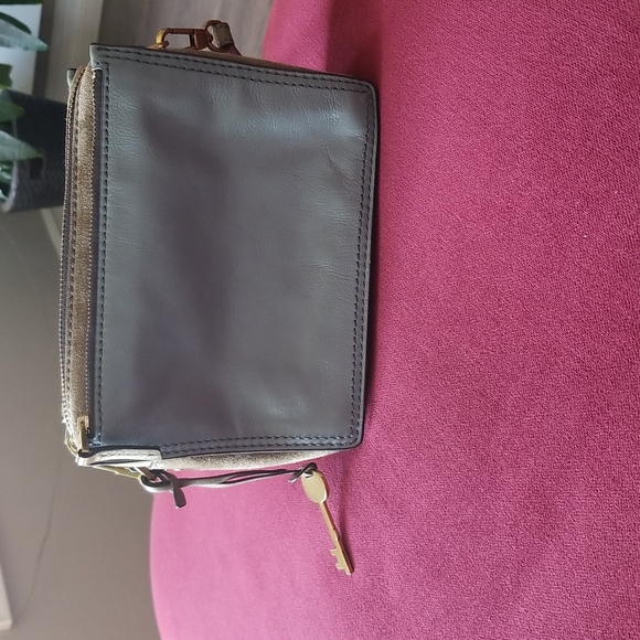 Fossil leather crossbody purse | LIKE NEW - Picture 2 of 4
